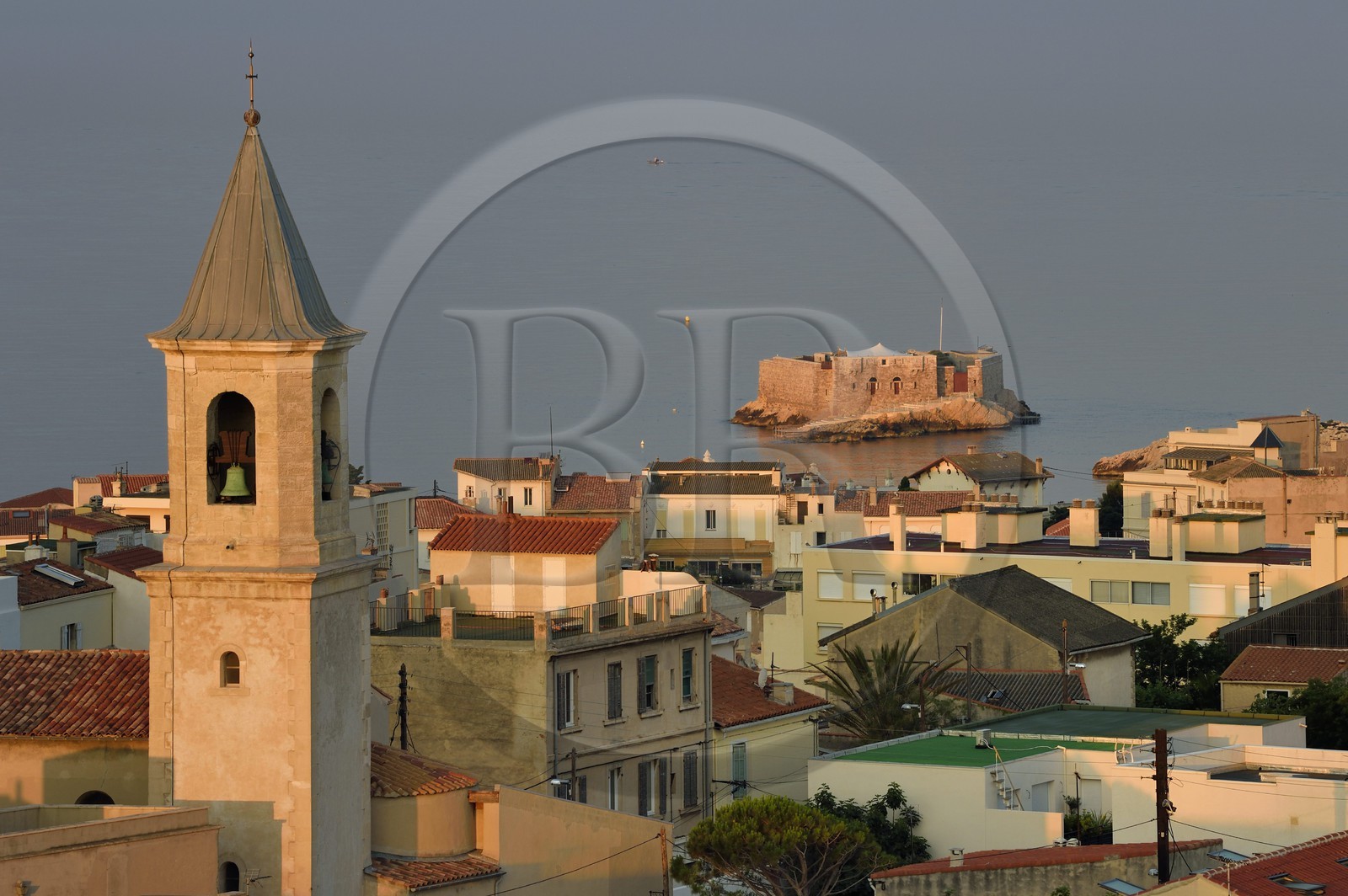 France, Bouches-du-Rhône (13), Marseille, quartier d'Endoume, Malmousque, l'église Saint Eugene et le petit fort de l'Ile Degaby