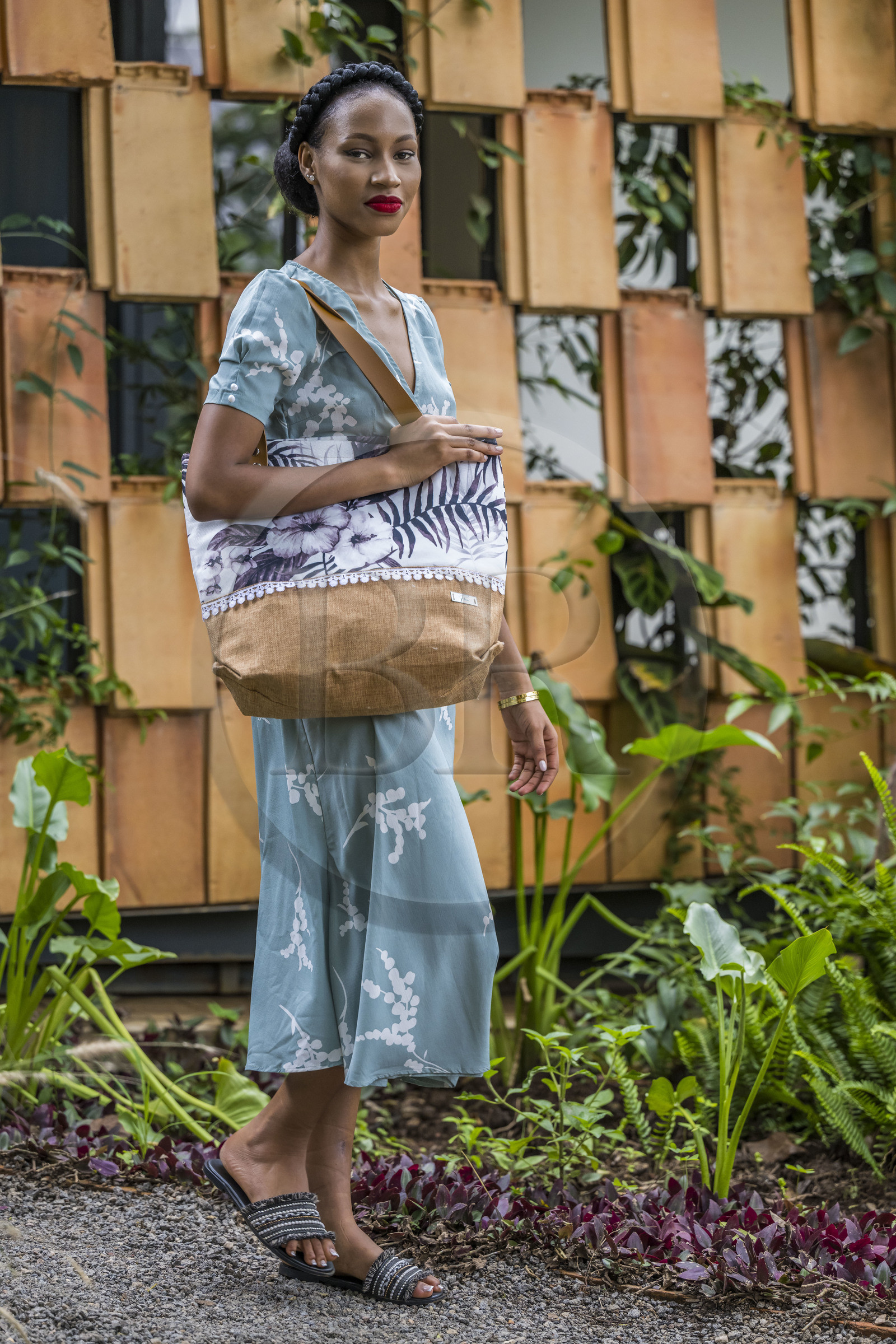 Rwanda, Kigali, Norrsken House Kigali, la mannequin Winnie Shema Tumusiime met en valeur la collection de sac de la marque Flove made in Rwanda