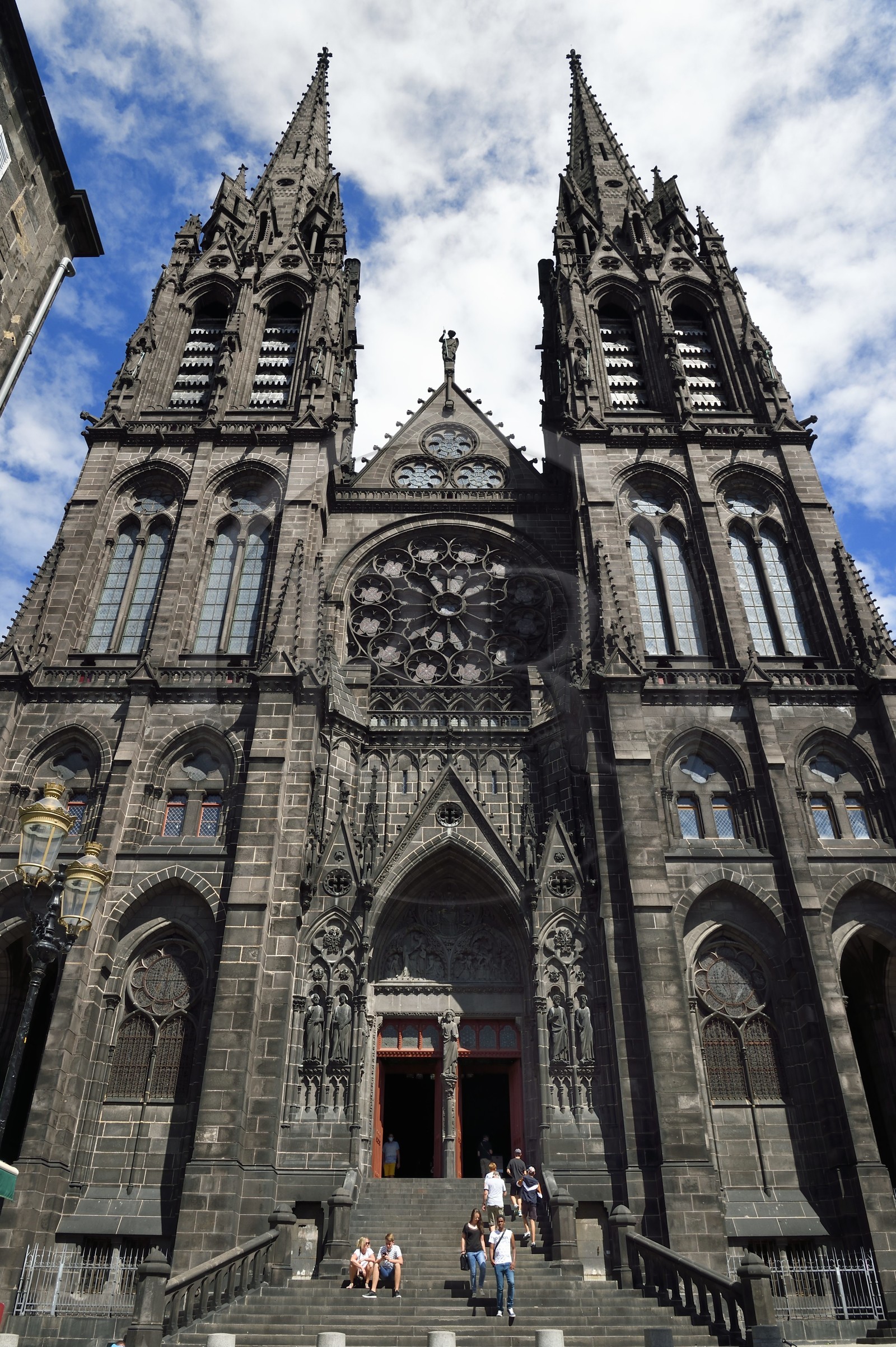 France, Puy-de-Dôme (63), Clermont-Ferrand, cathédrale Notre-Dame de l'Assomption du XIIIe siècle, les deux flèches de 90 m de hauteur dessinées par Viollet-le-Duc