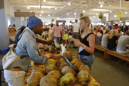 Afrique du Sud, province de Gauteng, Johannesburg, quartier de Braamfontein, Neighbourgoods Market, marché du samedi qui est autant une source d'approvisionnement pour des aliments de la ferme et des produits spécialisés comme il est un point de rencontre de la communauté pour échanger des idées et être entrainé par l'énergie qui fait Joburg