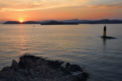 France, Var (83), Iles d'Hyères, parc national de Port Cros, Ile de Porquerolles, vue depuis le Fort du Petit Langoustier sur la balise, le phare du Grand-Ribaud au centre et la Presqu'Ile de Giens