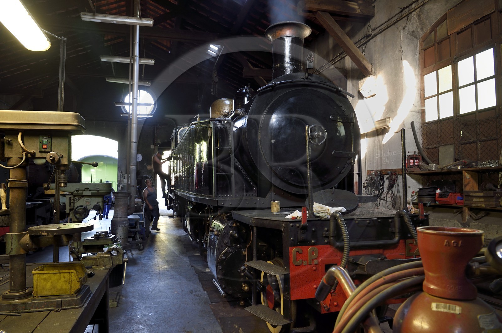 France, Alpes-Maritimes (06), Puget Théniers, le Train des Pignes, locomotive en chauffe dans l'atelier de maintenance au dépôt de locomotives