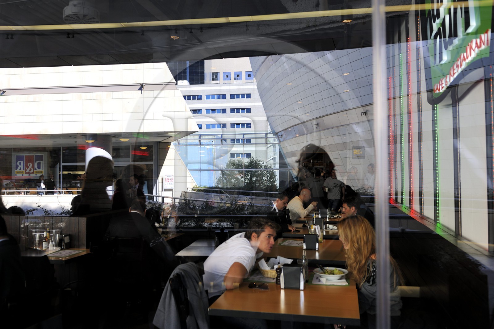 Turquie, Istanbul, le centre commercial Canyon (Kanyon Alişveriş Merkezi), une réalisation des cabinets d'architectes Jerde Partnership de Los Angeles et Tabanlioglu d'Istanbul, fast food Turquie, Istanbul, le centre commercial Canyon (Kanyon Alişveriş Merkezi), une réalisation des cabinets d'architectes Jerde Partnership de Los Angeles et Tabanlioglu d'Istanbul, fast food