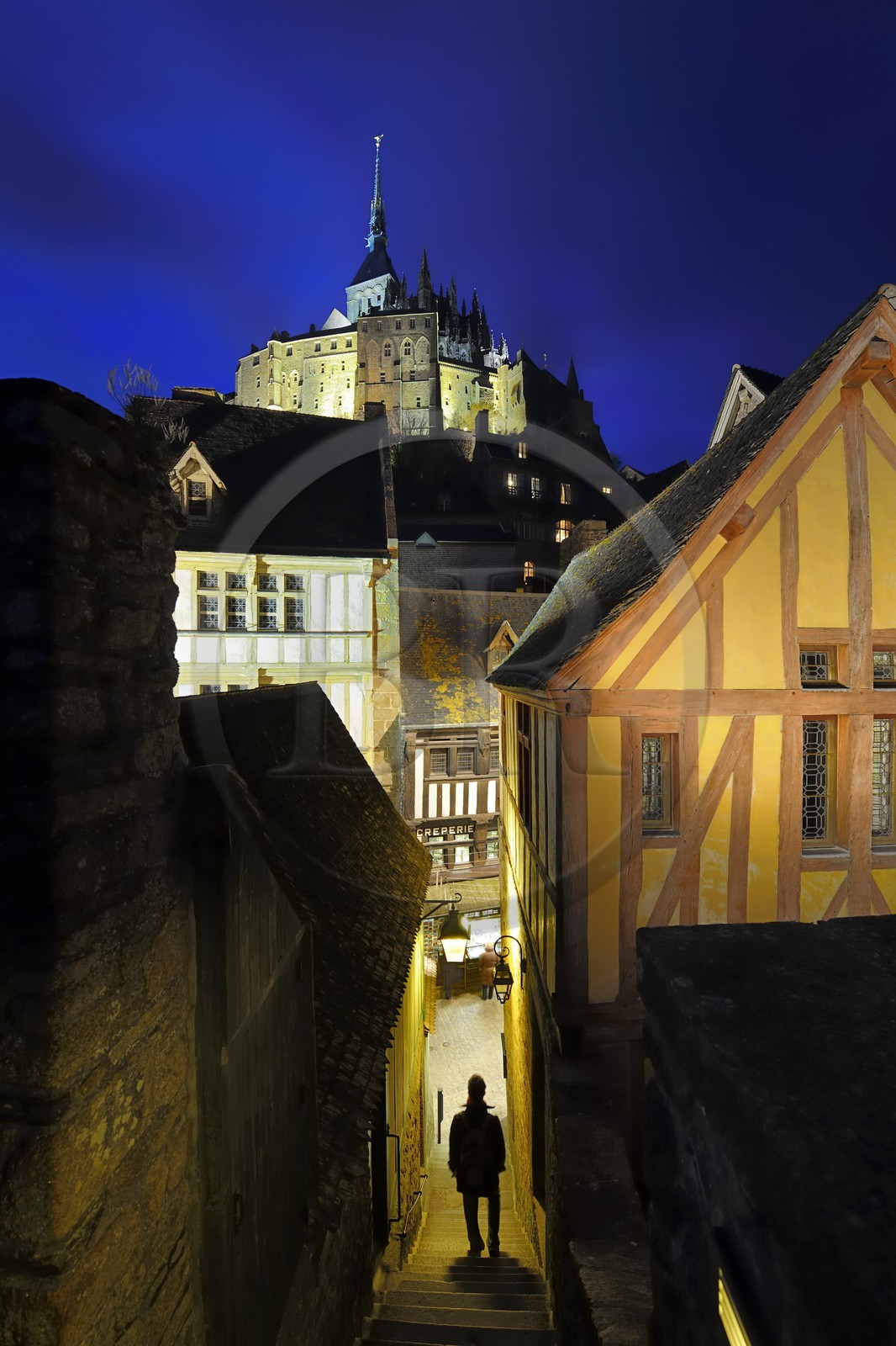 France, Manche (50), Mont-Saint-Michel, classé Patrimoine Mondial de l'UNESCO, escalier donnant sur la Grande Rue depuis les remparts et l'abbaye France, Manche (50), Mont-Saint-Michel, classé Patrimoine Mondial de l'UNESCO, escalier donnant sur la Grande Rue depuis les remparts et l'abbaye