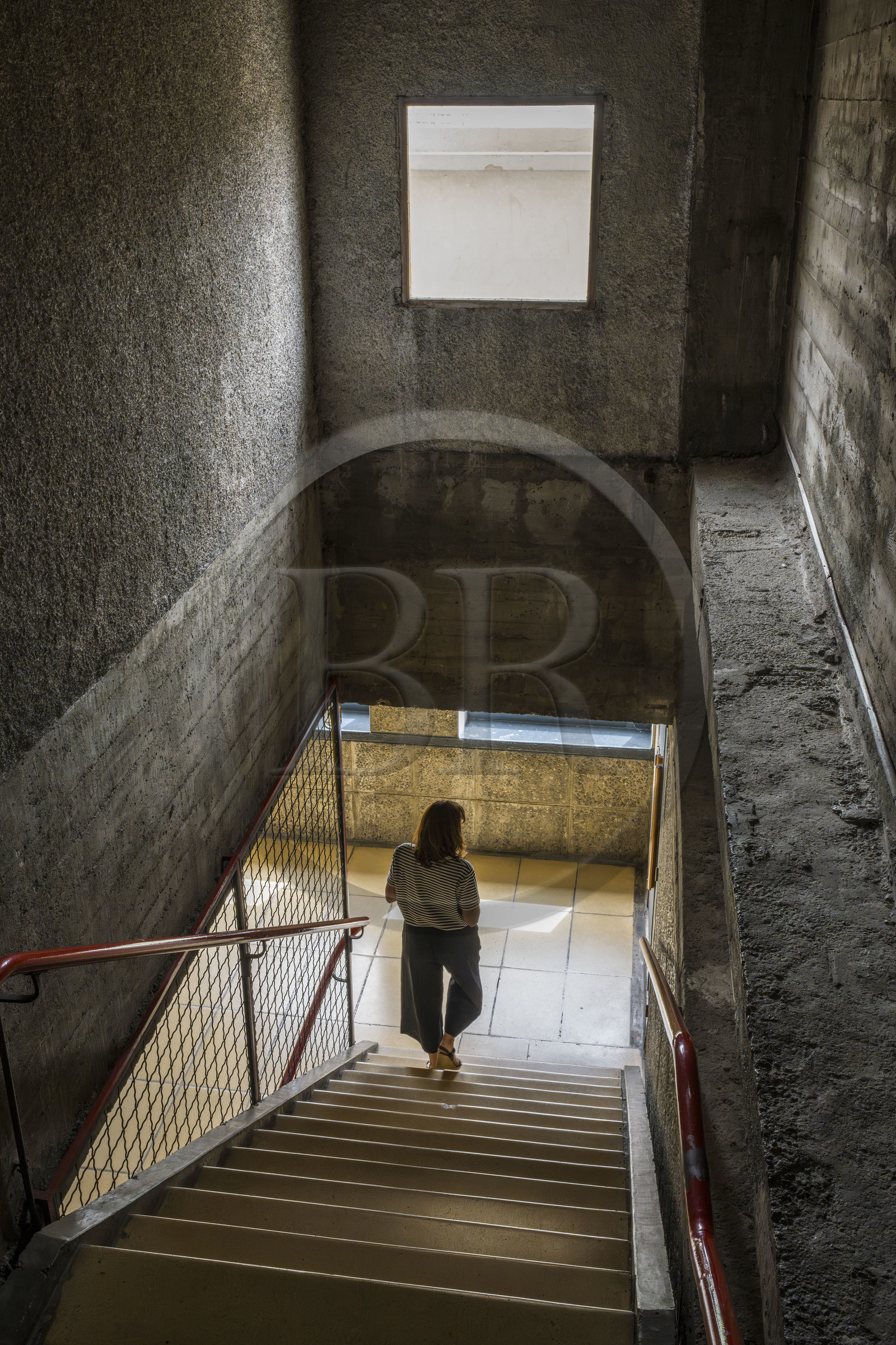 France, Bouches-du-Rhône (13), Marseille, oeuvre architecturale de Le Corbusier, classée Patrimoine Mondial de l'UNESCO, la Cité Radieuse par l'architecte Le Corbusier, un des escaliers intérieurs France, Bouches-du-Rhône (13), Marseille, oeuvre architecturale de Le Corbusier, classée Patrimoine Mondial de l'UNESCO, la Cité Radieuse par l'architecte Le Corbusier, un des escaliers intérieurs