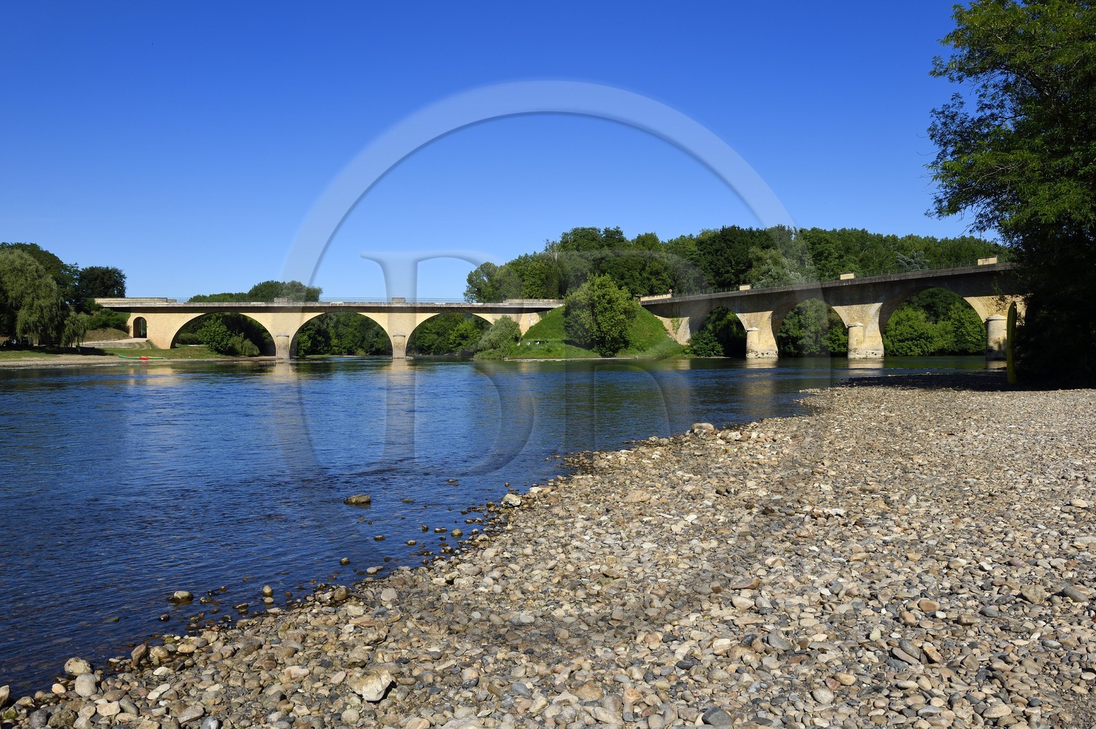 France, Dordogne (24), Périgord Noir, vallée de la Dordogne, Limeuil, labellisé Les Plus Beaux Villages de France, ponts à la confluence de la Dordogne (à droite) et de la Vézère (à gauche)