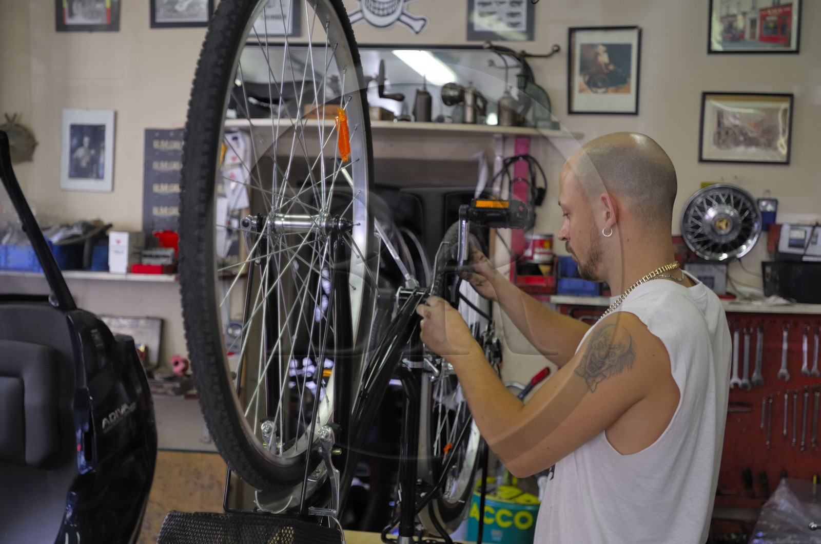 France, Paris (75), Yohann Baillou, dans l'atelier du magasin de cycles BMG rue Sorbier