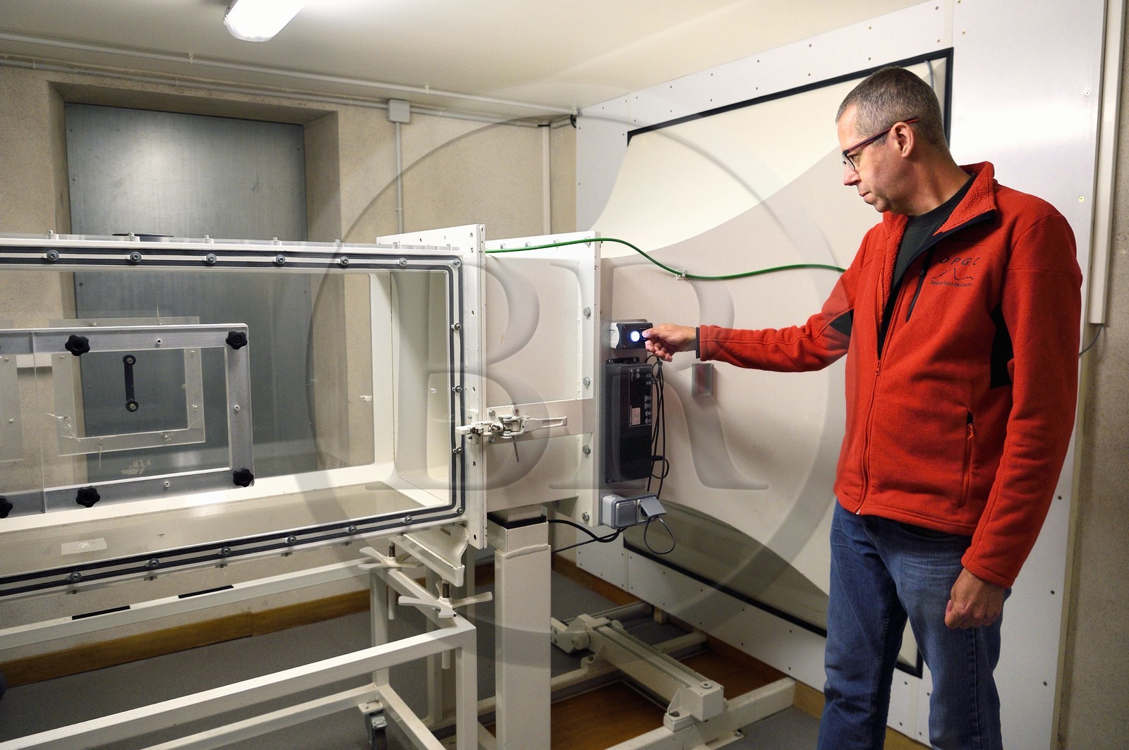 France, Puy-de-Dôme (63), Parc Naturel Régional des Volcans d'Auvergne, Station d'observation au sommet du Puy du Dôme, Jean-Luc Baray chercheur au Laboratoire de Météorologie Physique (Observatoire de physique du globe de Clermont-Ferrand (OPGC) et Université Blaise Pascal de Clermont-Ferrand), soufflerie centre d'essais en conditions naturelles surnommé l'aspirateur à nuages