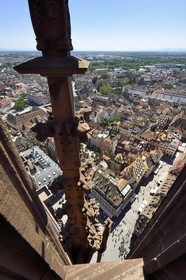 France, Bas-Rhin (67), Strasbourg, vieille ville classée au Patrimoine Mondial de l'UNESCO, la cathédrale Notre-Dame, un des quatres escaliers à vis appelées les Vier Schnecken (quatre escargots) qui entourent la tour octogonale de 40 mètres, vue sur la rue Mercière