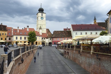Roumanie, Transylvanie, Sibiu, la vieille ville, la Piata Mica (la Grande place) avec la Turnul Sfatului (tour du Conseil)
