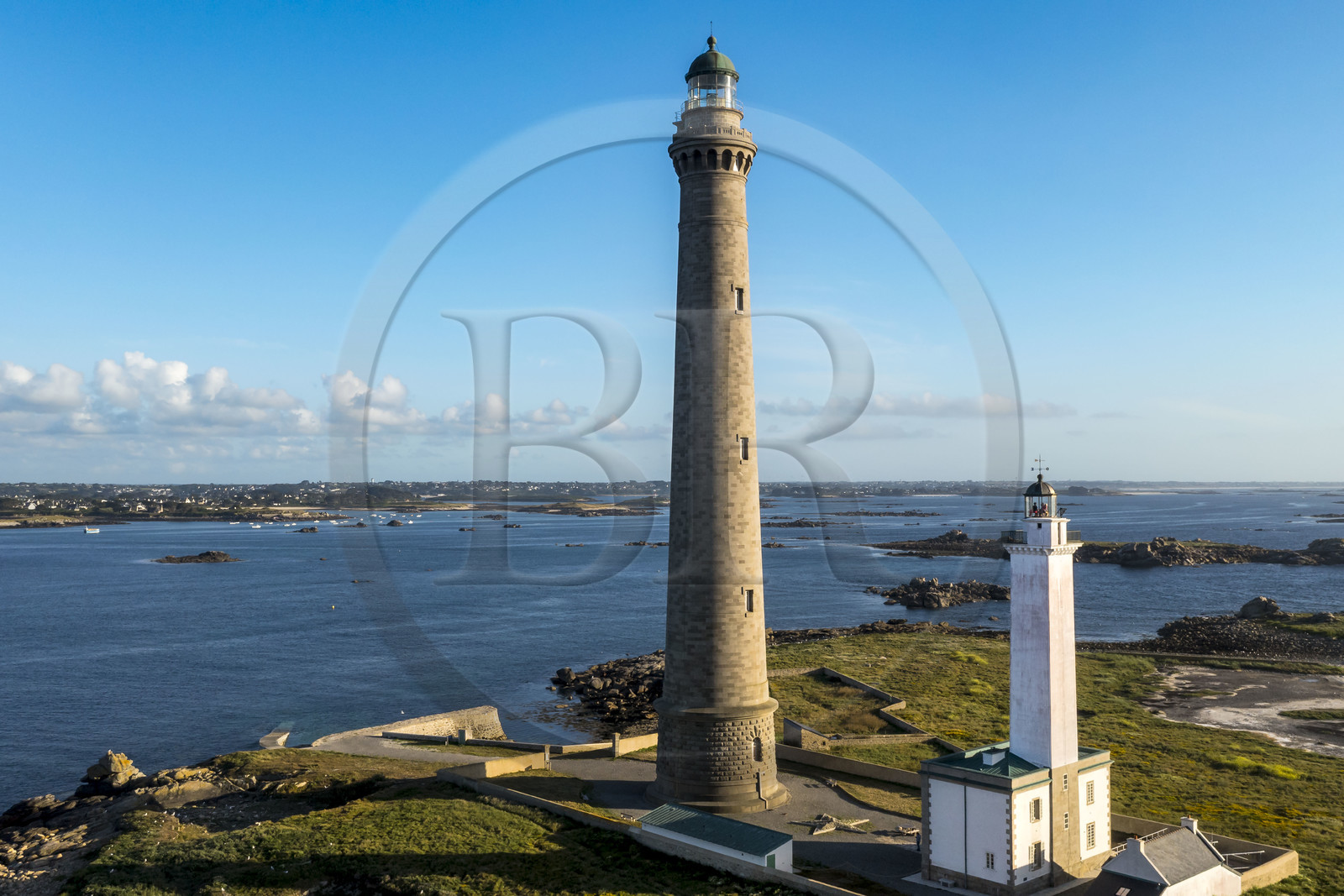 France, Finistère (29), Pays des Abers, Ile Vierge dans l'archipel de Lilia, le phare de l'Ile Vierge, le plus haut phare d'Europe avec 82,5 mètres, et l'ancien phare de 1845 (vue aérienne)