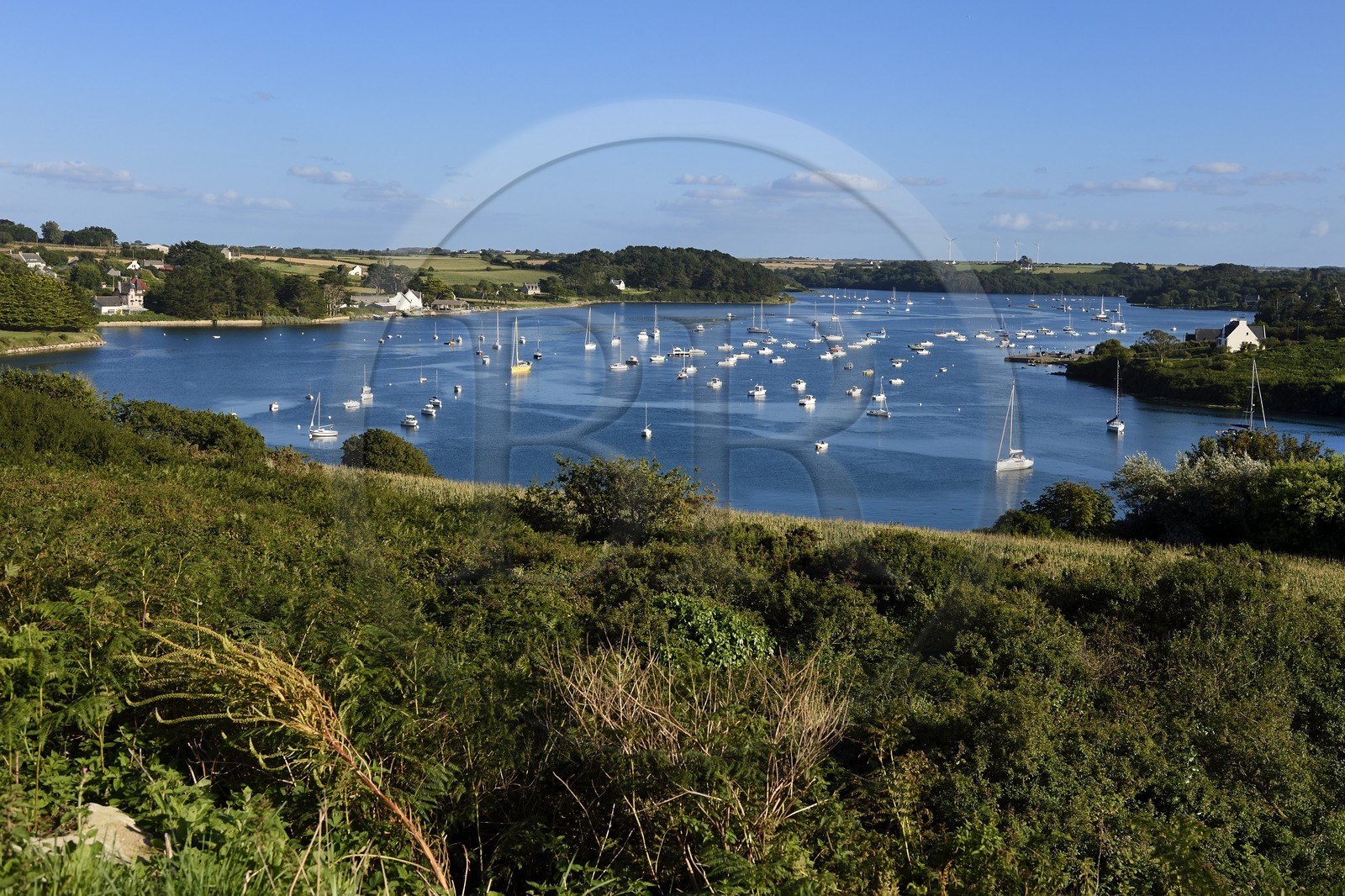 France, Finistère (29), Lannilis, Prat Ar Coum à gauche et Saint-Pabu dans l'Aber Benoit