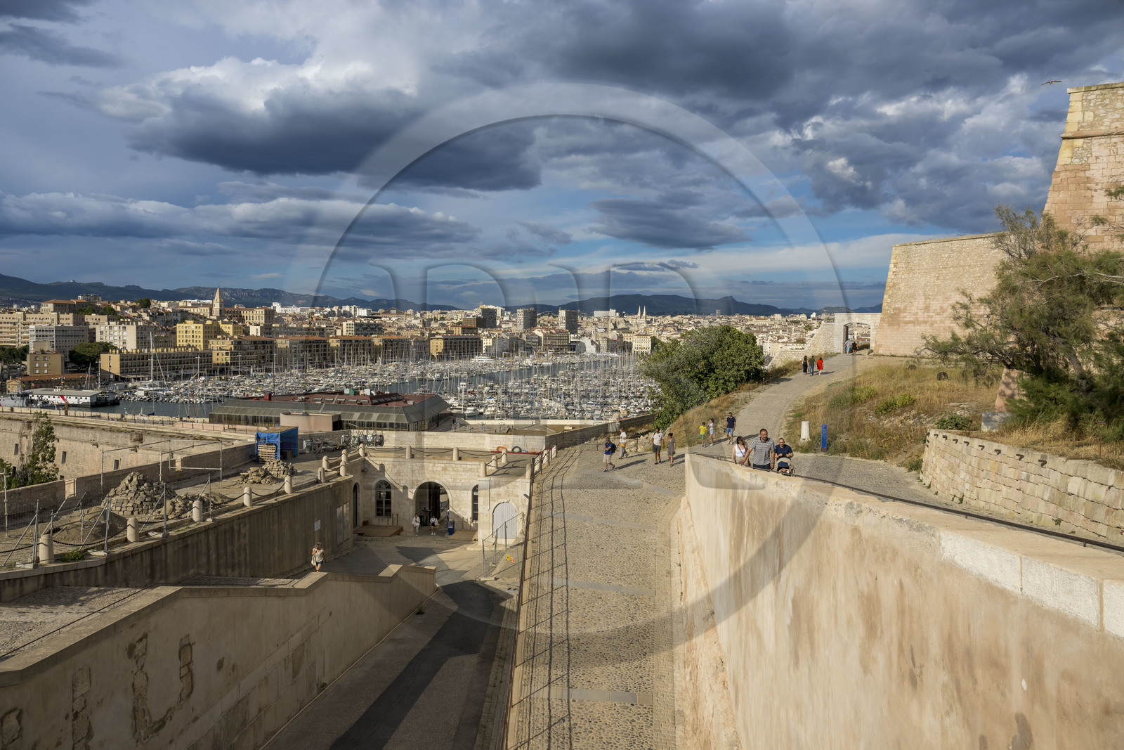 France, Bouches-du-Rhône (13), Marseille, le Vieux Port vu depuis la Citadelle de Marseille (Fort Saint-Nicolas, le haut fort appelé fort d’Entrecasteaux)