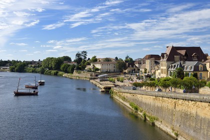 France, Dordogne, Bergerac, Bergerac old town and the banks of the Dordogne river