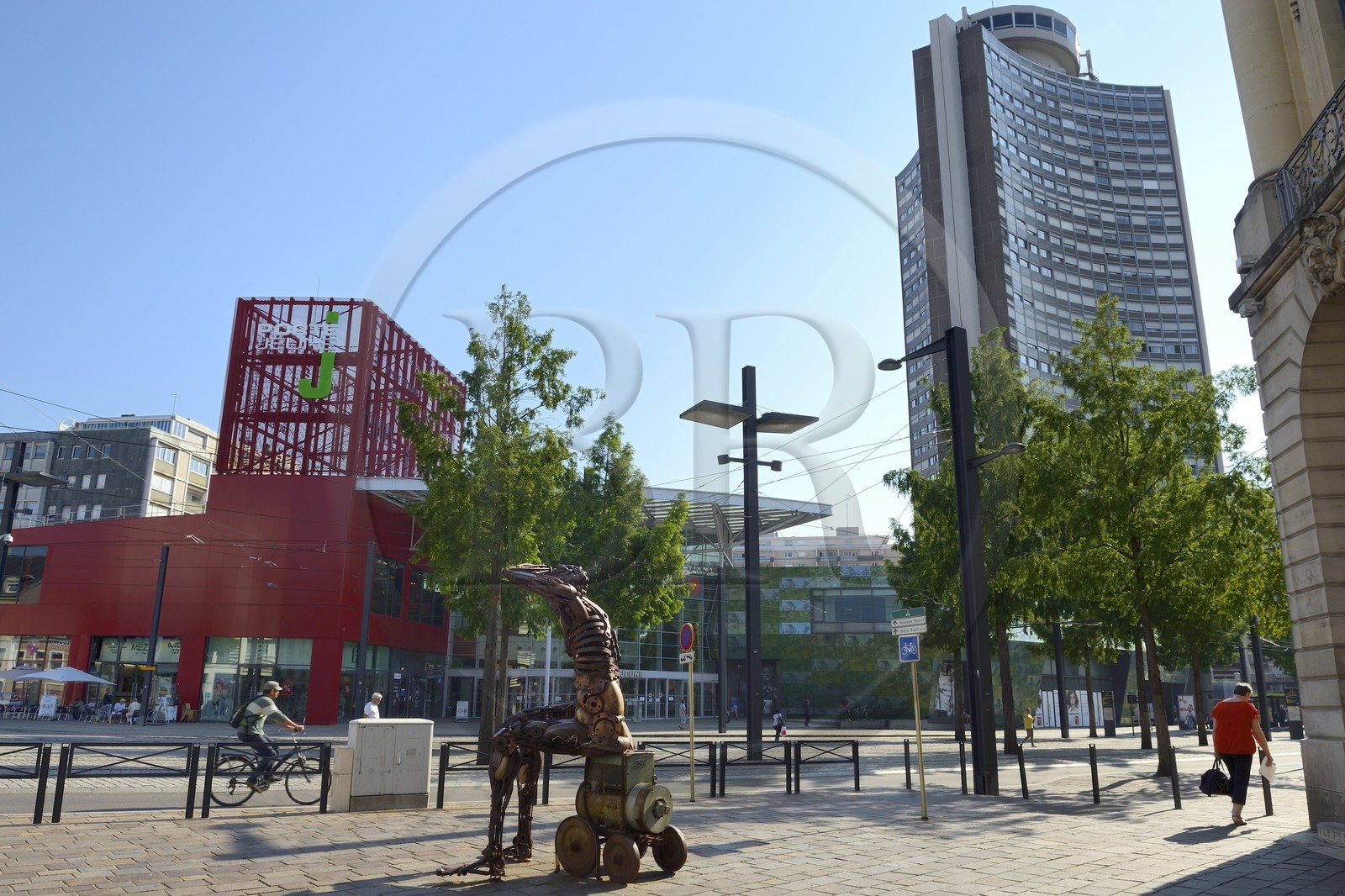 France, Haut-Rhin (68), Mulhouse, Tour de l'Europe de l'architecte François Spoerry et centre commercial Porte Jeune des architectes B. Reichen, P. Robert TOA