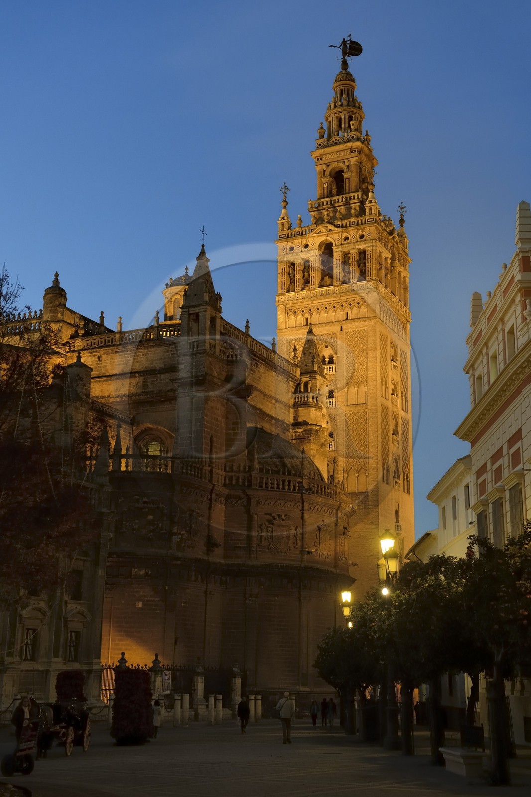 Espagne, Andalousie, Séville, quartier de Santa Cruz, la Giralda, ancien minaret almohade de la Grande Mosquée reconverti en clocher de la cathédrale, classé Patrimoine Mondial de l'UNESCO