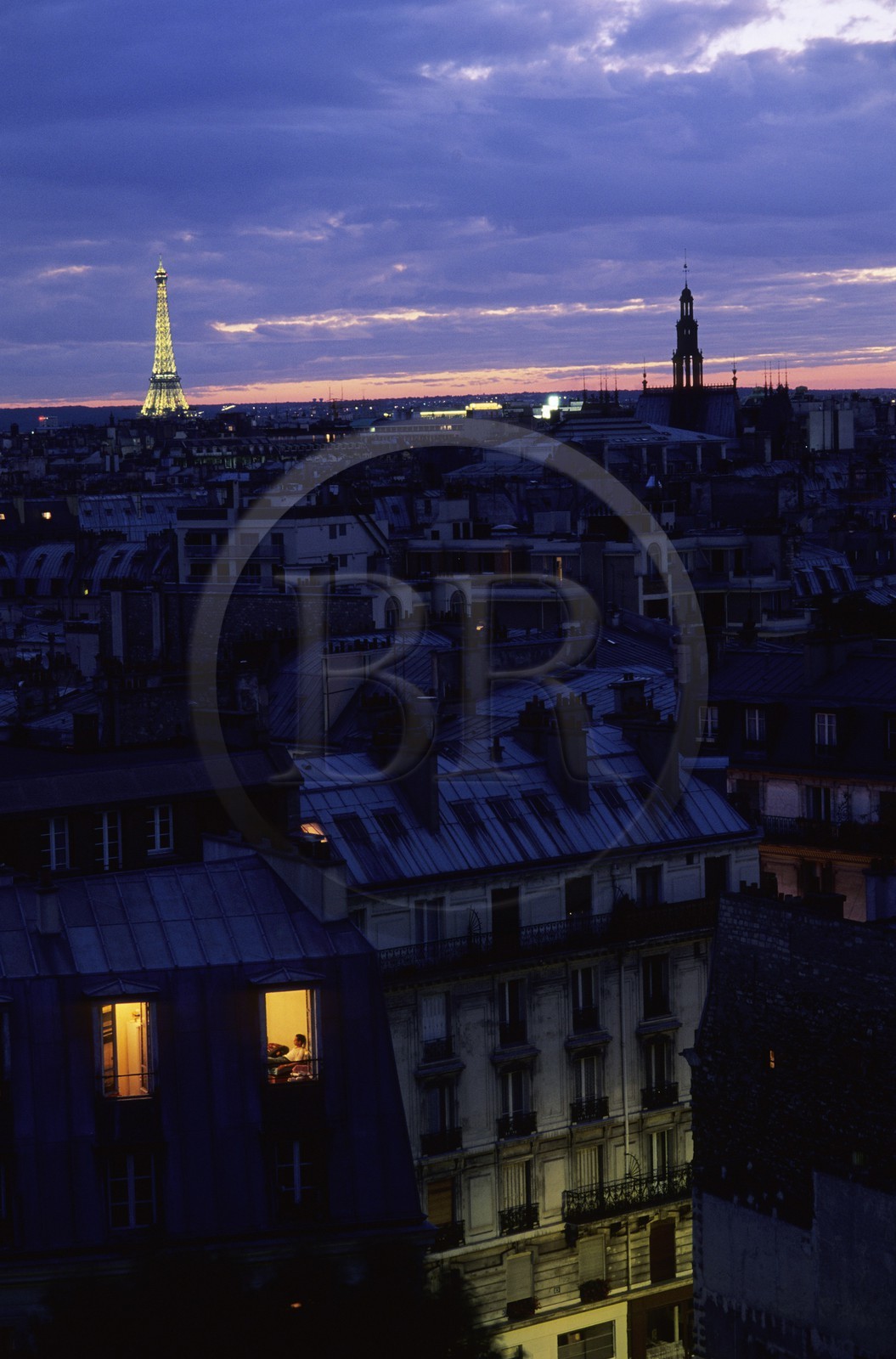 France, Paris (75), fenêtre sur le canal Saint Martin et Tour Eiffel illuminée (© SETE-illuminations Pierre Bideau)