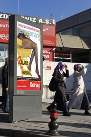 Turquie, Anatolie centrale, Ankaraaffiche d'une publicité pour des dessous féminin dans le centre ville