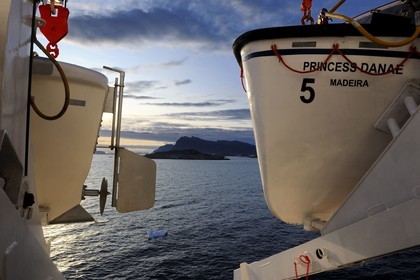 Groenland, fjord de Nanortalik, le bateau de croisière le Princess Danané