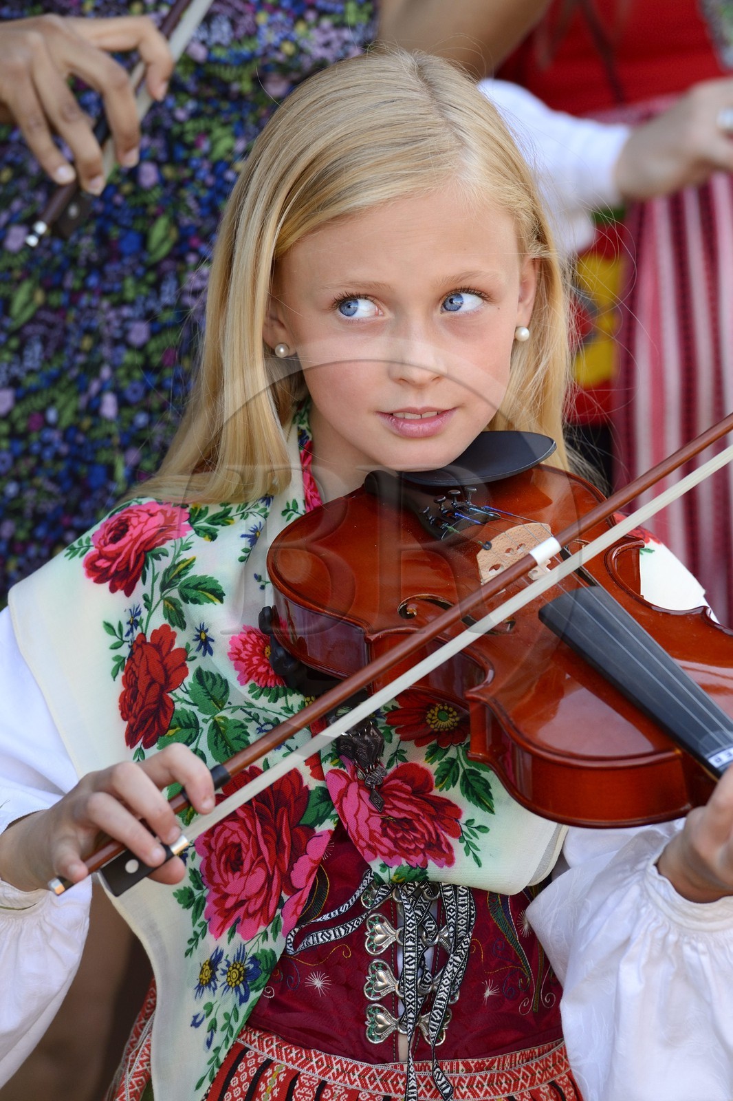 Sweden, Dalarna County, Leksand area, Midsummer celebrations in the tiny hamlet of Hjulbäck, girl in traditional dress playing the violin
