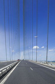 France, entre Calvados (14) et Seine-Maritime (76), le Pont de Normandie enjambe la Seine pour relier les villes de Honfleur et du Havre