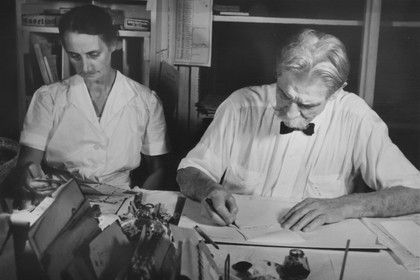 Gabon, Province du Moyen-Ogooué, Lambaréné, Hopital Albert Schweitzer, Albert Schweitzer et sa secrétaire Mathilde Kottmann entrain de répondre au courrier (image d'archive)