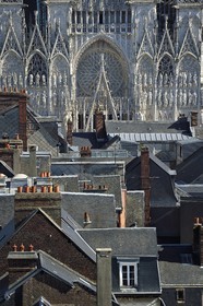 France, Seine-Maritime (76), Rouen, facade sud de la cathédrale Notre-Dame de Rouen dépassant des toits de la vieille ville