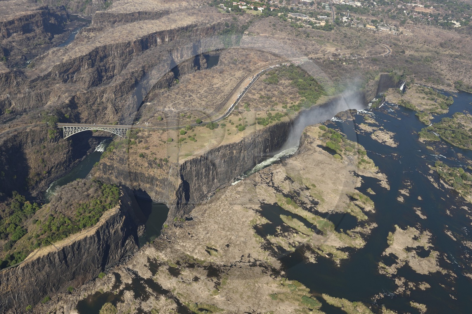 Zimbabwe, province de Matabeleland septentrional, fleuve Zambèze, les Chutes Victoria, classées Patrimoine Mondial de l'UNESCO, pont qui marque la frontière entre le Zimbabwe et la Zambie (vue aérienne)