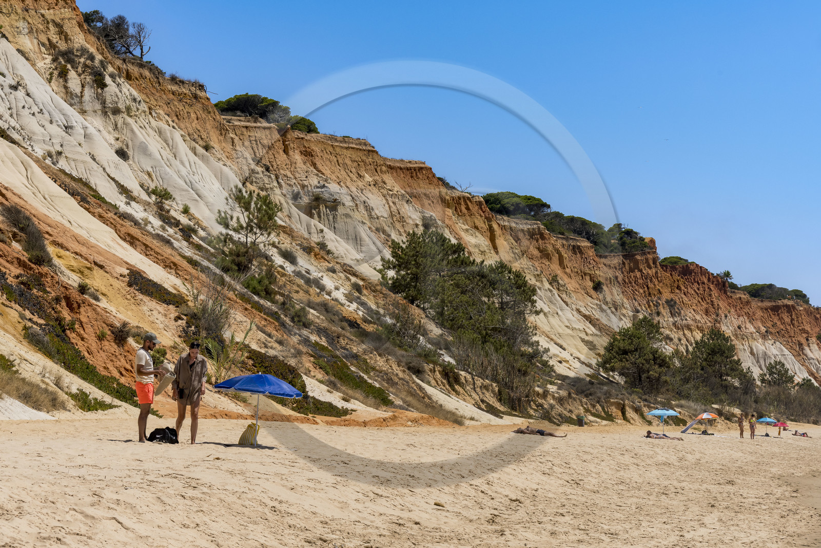 Portugal, Algarve, Olhos de Agua, la plage de Praia da Falésia surplombée par ses falaises rouges