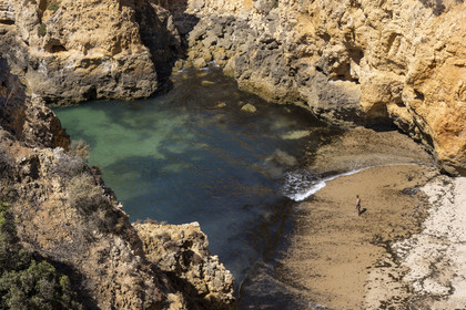 Portugal, Algarve, Lagos, une des criques dans les falaises escarpées de la Ponta da Piedade