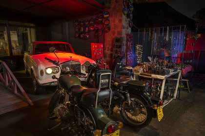 Rwanda, Kigali, Restaurant et Bar Pili Pili à la mode, Rolls Royce et motos dans le hall d'entrée