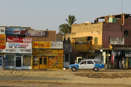 Egypte, Haute Egypte, vallée du Nil, Louxor, un vieux taxi peugeot
