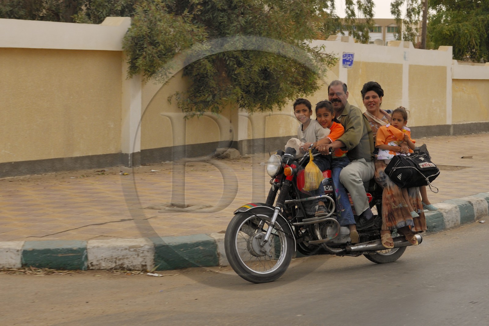 Egypte, Haute Egypte, désert libyque, oasis de Kharga, famille sur une moto dans la ville de Kharga
