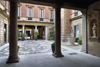 Italy, Lombardy, Milan, Fashion Quadrilateral (Quadrilatero della moda), palace museum Palazzo Bagatti Valsecchi at corner Via Monte Napoleone and via Gesu