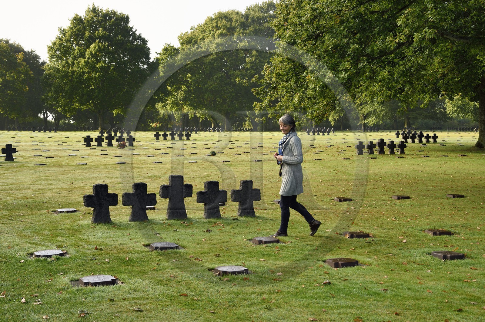 France, Calvados (14), La Cambe, Cimetière militaire allemand de la deuxième guerre mondiale, Marie Annick Wieder conservatrice du cimetière