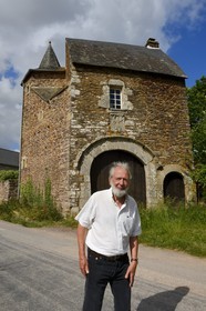 France, Morbihan (56), forêt de Brocéliande, Tréhorenteuc, Manoir de Gurwan ou manoir de Rue-Neuve, l'écrivain et conteur Jacky Ealet