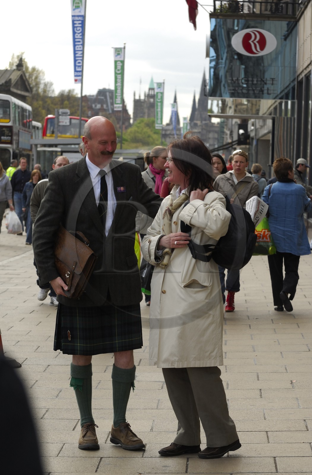 Royaume-Uni, Ecosse, Edimbourg, homme en kilt sur Princes street