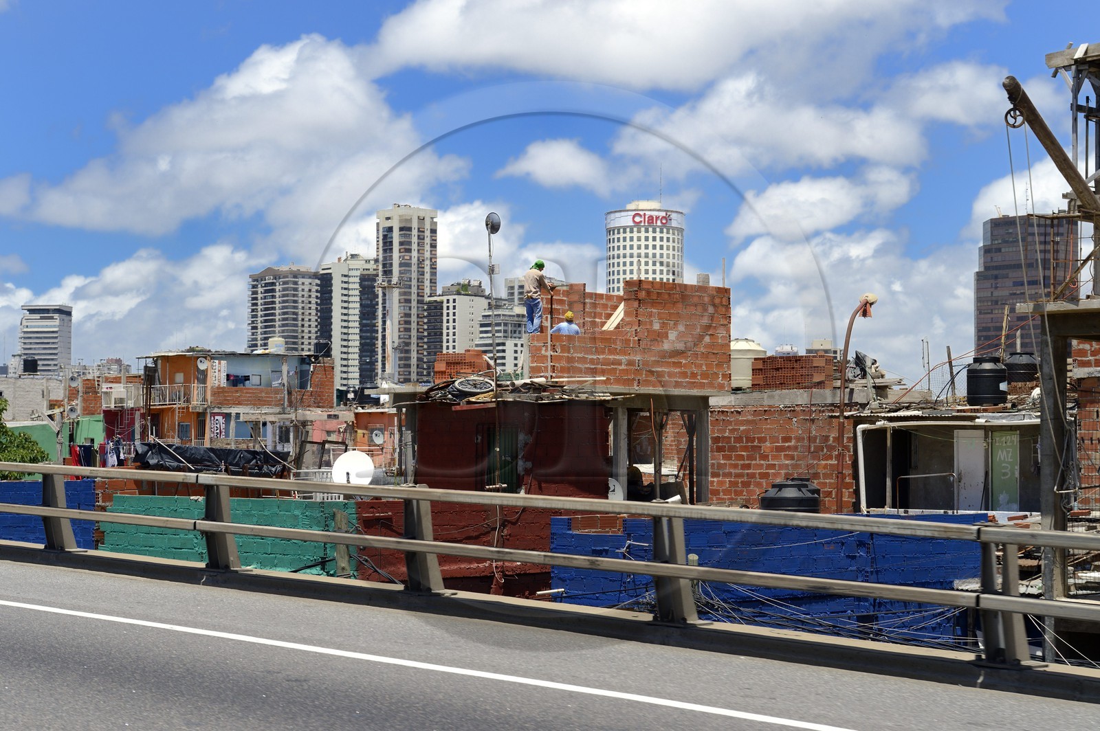 Argentine, Buenos Aires, bidonville le long de l'autoroute U.Illia au nord de la ville
