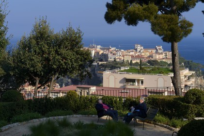 Principauté de Monaco, Monaco, le jardin du Nouveau Musée National de Monaco (NMNM) Villa Paloma et le Rocher en arrière plan