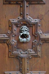 France, Var (83), Fréjus, la cathédrale Saint Léonce (XVIe siècle), heurtoir sur une des portes latérales