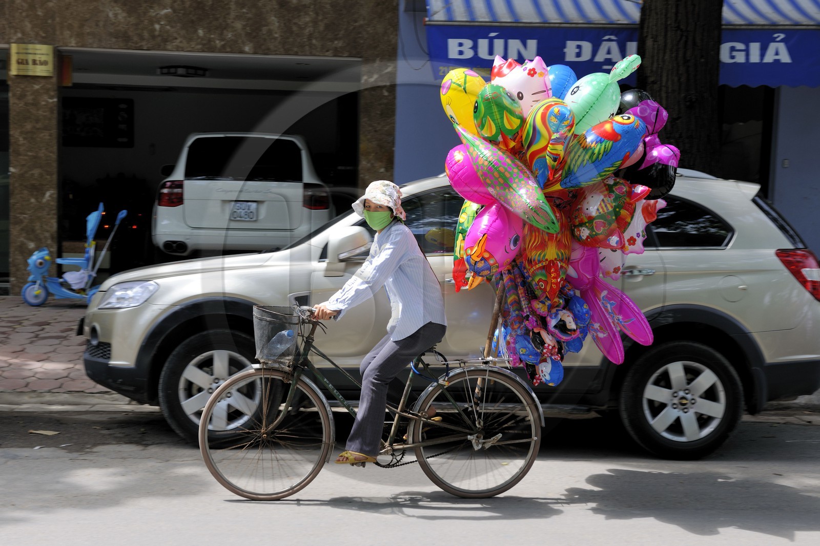 Vietnam, Hanoi, kid's balloon seller on bicycle