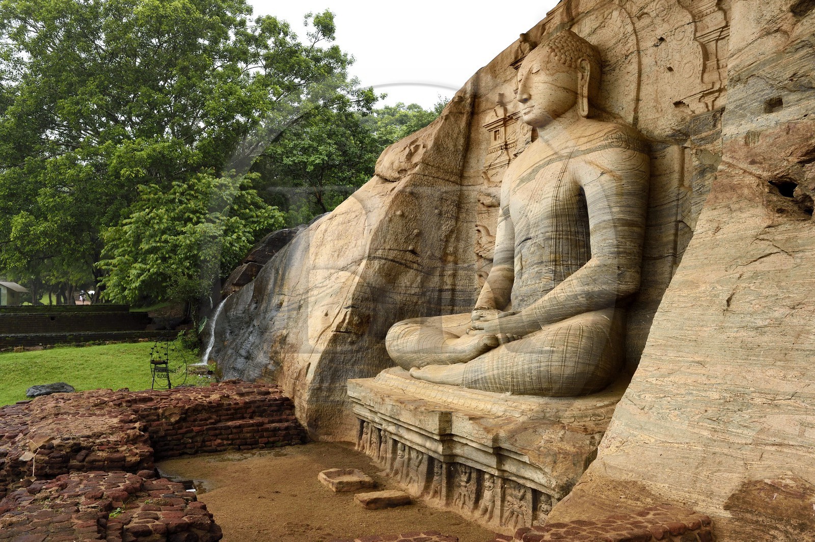 Sri Lanka, province du Centre-Nord, Polonnaruwa, l'ancienne capital du pays (XIe au XIIIe siècle) est classée au Patrimoine Mondial de l'UNESCO, bouddha géant taillé dans la rocher du Gal Vihara,  Bouddha assis les mains jointes en forme de coupe dans la position méditative du dhyana mudra