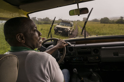 Rwanda, Parc national de l'Akagera, safari en 4x4 sur une piste sous la pluie Rwanda, Akagera National Park, four-wheel drive safari on a track in the rain