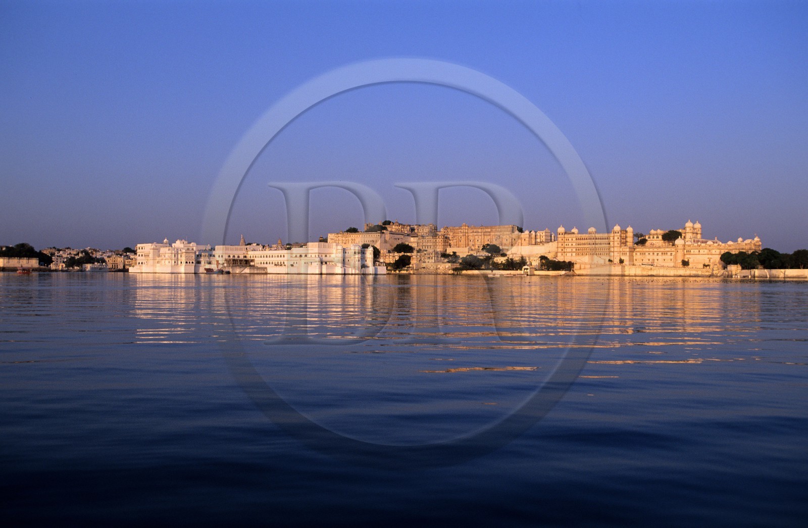 Inde, état du Rajasthan, Udaipur, Le City Palace et le Lake Palace Hôtel se reflètant dans le lac Pichola
