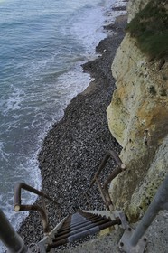 France, Seine-Maritime (76), Pays de Caux, Côte d'Albâtre, petite valleuse à Septimanville, échelle menant à la mer