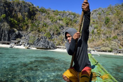 Philippines, Calamian Islands dans le nord de Palawan, Coron Island Natural Biotic Area, plage de Banul Beach au pied des murs géants des falaises de calcaire, batelier