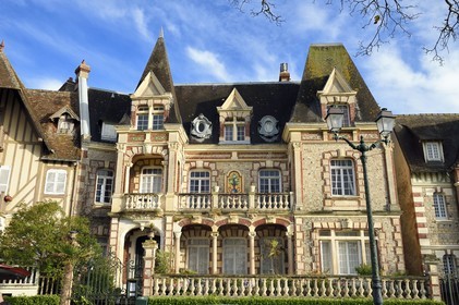 France, Calvados (14), Pays d'Auge, la côte Fleurie, Cabourg, villa à l'architecture balnéaire sur la place du Jardin du Casino