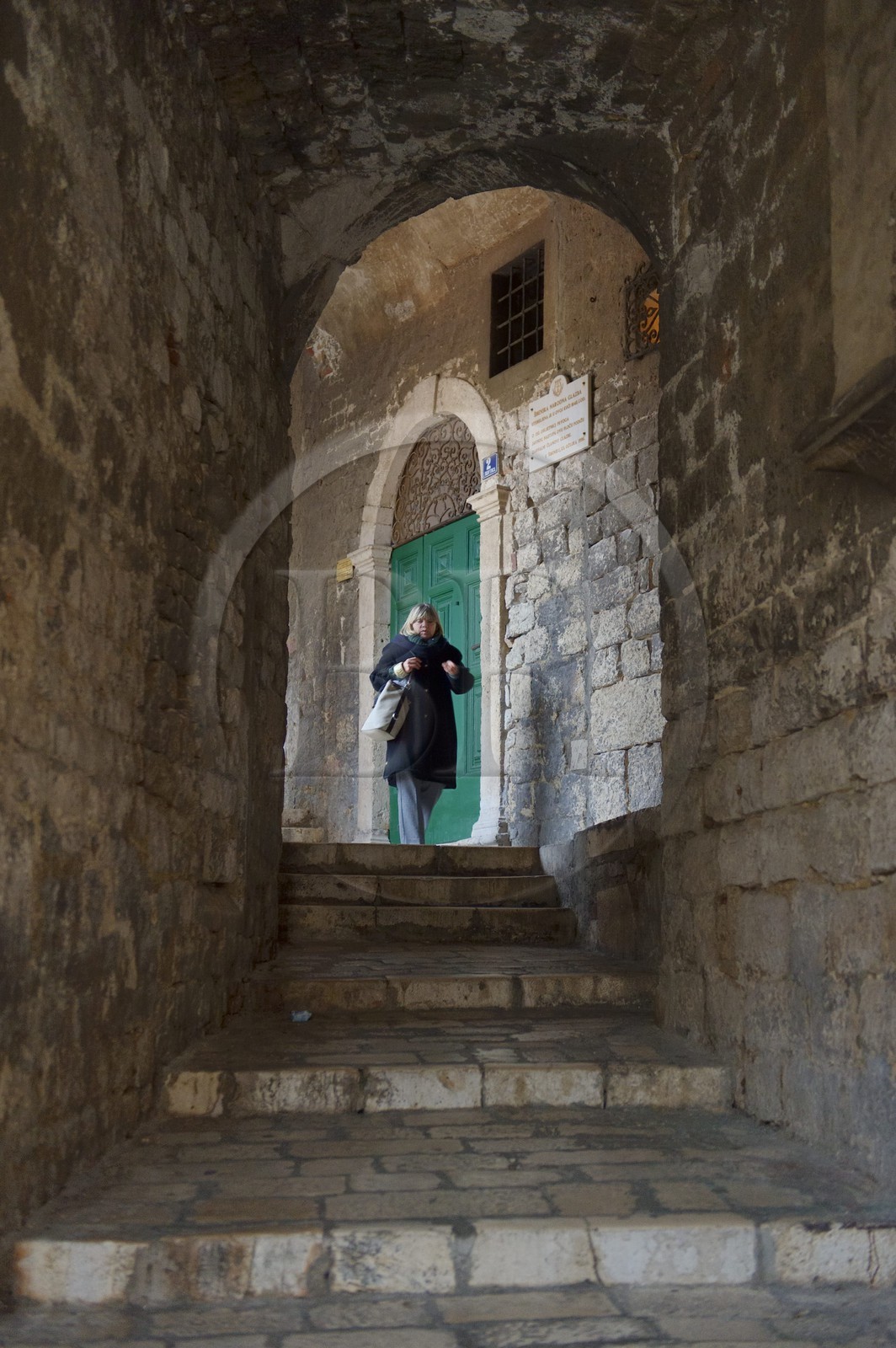 Croatie, Dalmatie, côte dalmate, Sibenik, passage vouté dans une ruelle en escalier Croatie, Dalmatie, côte dalmate, Sibenik, passage vouté dans une ruelle en escalier