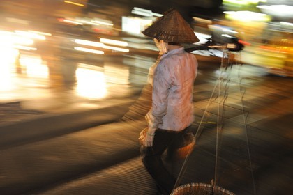 Vietnam, Hanoï, vieille ville, marchande avec sa palanche