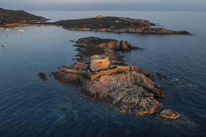 France, Var (83), Iles d'Hyères, parc national de Port Cros, Ile de Porquerolles, Fort du Petit Langoustier datant du XVIIème siècle sur son ilot et Porquerolles en arrière plan (vue aérienne)